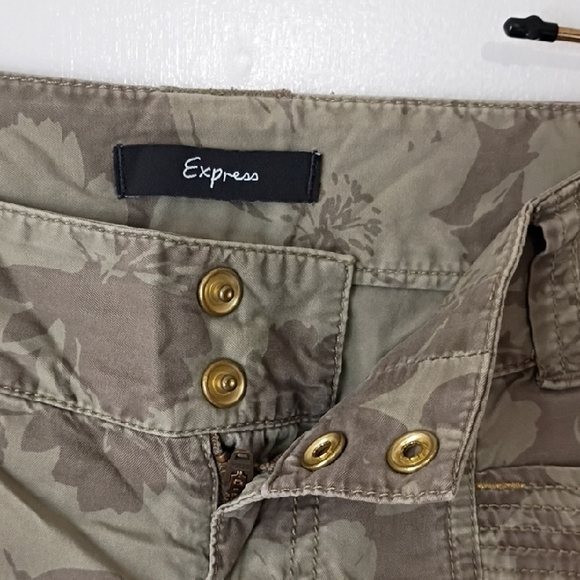 Express Olive Floral Cargo Shorts Embroidered Rhinestones bedazzled size 2 Y2K - Picture 3 of 13
